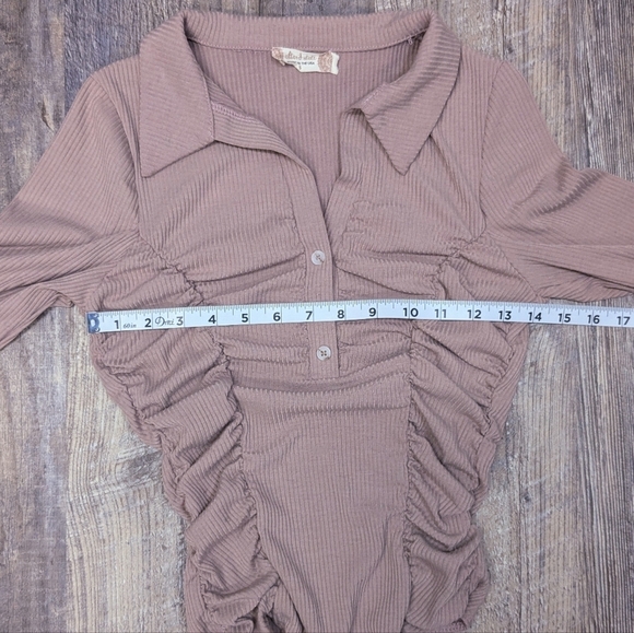 Altar'd State Ribbed Ruched Long Sleeve Bodysuit Mauve Small - Picture 4 of 5